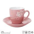 Esmalte rosado con la pantalla de seda con la taza y el pla